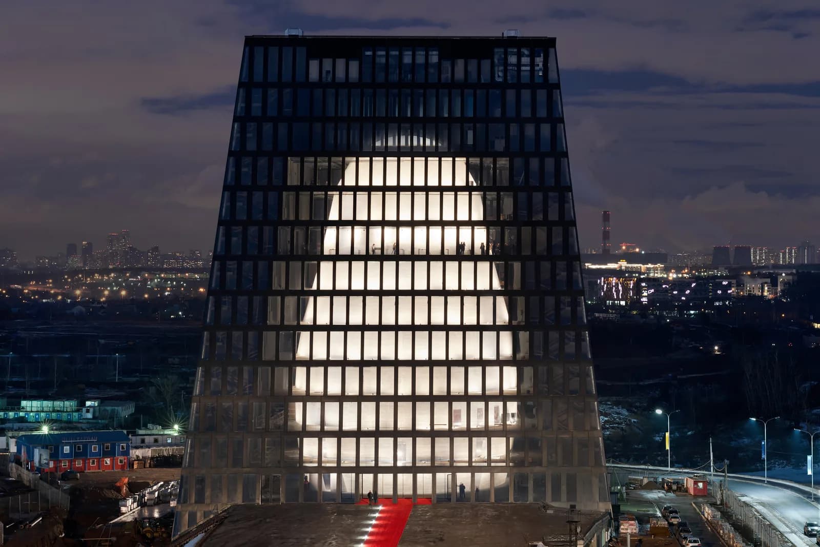 Ночная подсветка здания «Матрёшка» в Сколково